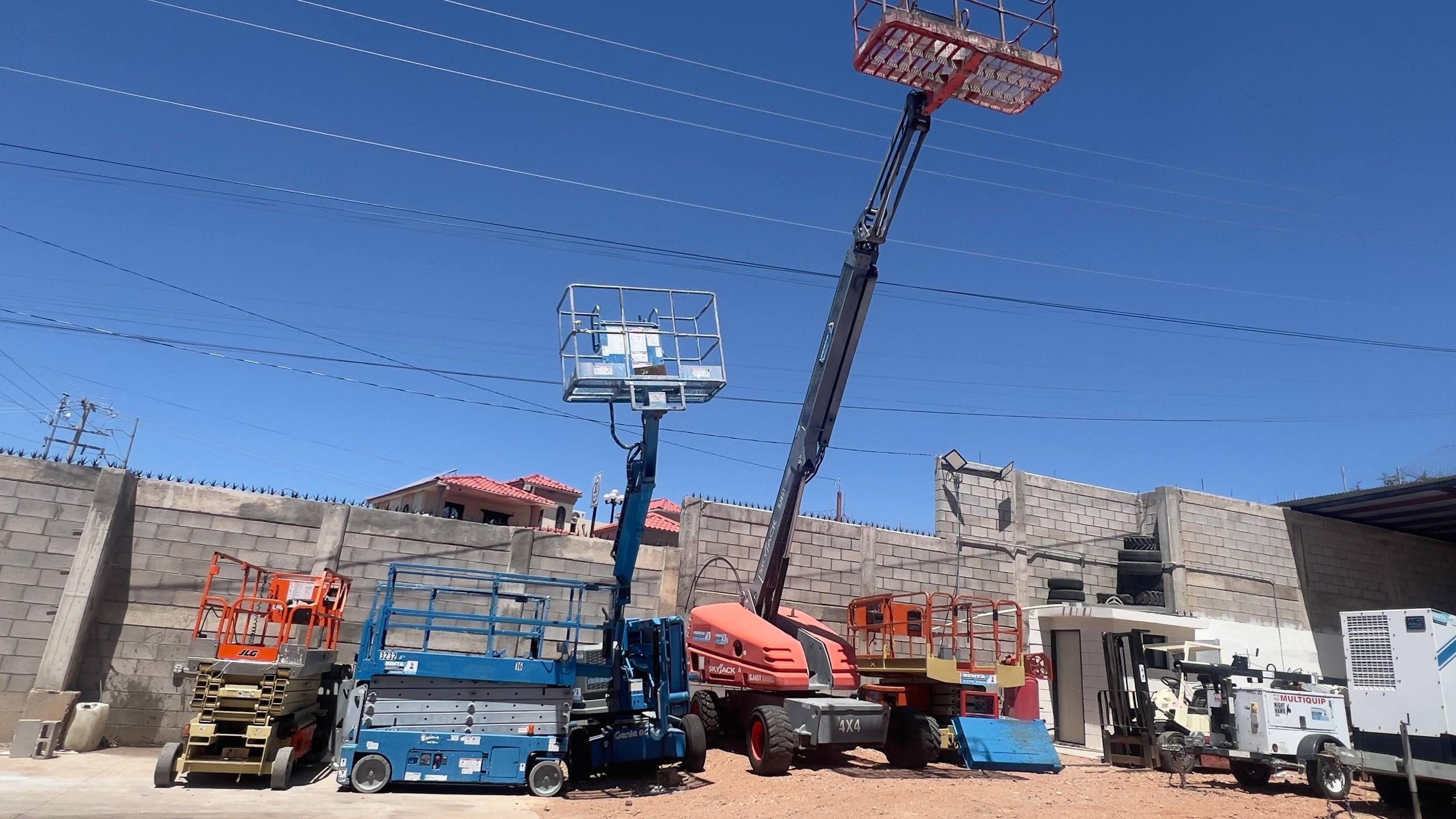 Plataforma articulada, tijera, montacargas y torre de iluminación de la flota de KRON en Nogales, Sonora